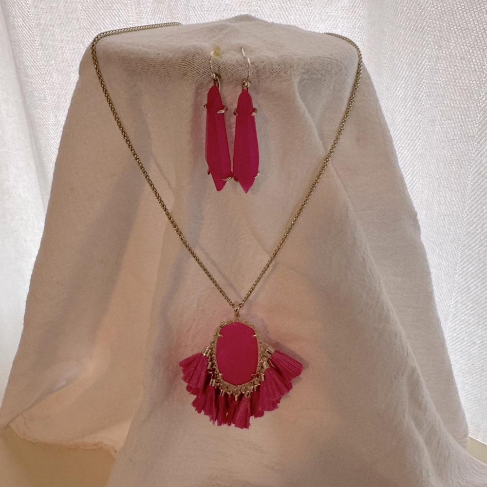 Kendra Scott Betsy Gold Long Pendant and Grey Gold Drop Earrings